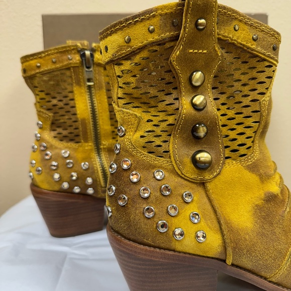 Donald J Pliner Soroh vintage suede boots - Picture 5 of 13